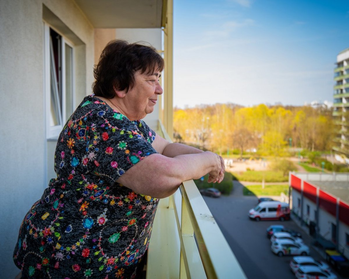 Marita auf ihrem Balkon